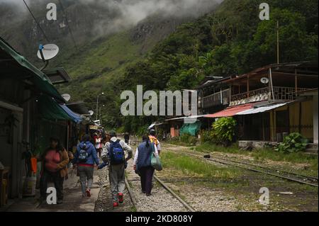Locali e turisti a piedi sulle rotaie vicino PeruRail stazione Hidroeléctrica. I leader sindacali della regione del Cusco hanno lanciato questa mattina uno sciopero di 48 ore per protestare contro l'aumento dei prezzi dei prodotti alimentari, dei carburanti e dei fertilizzanti e per chiedere al governo un aiuto per uscire dalla crisi. Lo sciopero a Cusco ha bloccato l'accesso stradale e ferroviario alle rovine di Machu Picchu, la principale attrazione turistica del paese, e le strade di accesso a Cusco, la capitale regionale, intrappolando migliaia di turisti innocenti. Lunedì 18 aprile 2022, ad Aguas Calientes, Cusco, Perù. (Foto di Artur Widak/NurPhoto) Foto Stock