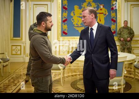 Il consigliere per la sicurezza DEGLI STATI UNITI Jake Sullivan con il presidente dell'Ucraina Volodymyr Zelensky ha avuto un incontro con il consigliere per la sicurezza nazionale al presidente degli Stati Uniti Jake Sullivan che è in visita in Ucraina. Il Capo di Stato ha ringraziato il Consigliere del Presidente degli Stati Uniti Joseph Biden per il sostegno al nostro paese in un momento difficile, quando la Russia ha effettuato un'invasione su vasta scala dell'Ucraina. Le parti hanno discusso le questioni di ulteriore sostegno per l'Ucraina dagli Stati Uniti per la difesa e la liberazione del suo territorio dagli occupanti. Foto Stock