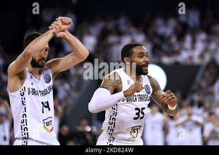 Stefan Bircevic (L) e Patrick Richard (R) durante il gioco U-BT Cluj-Napoca v MHP Riesen Ludwigsburg, Basketball Champions League, BT Arena, Cluj-Napoca, Romania 19 aprile 2022 (Foto di Flaviu Buboi/NurPhoto) Foto Stock