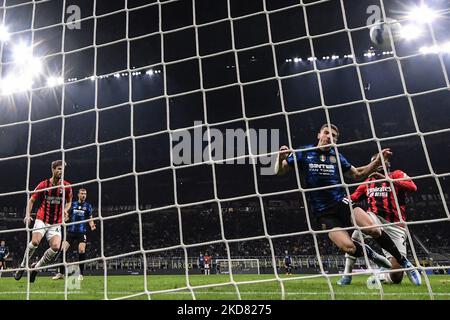 Robin Gosens di F.C. L'Internazionale segna il gol di 3-0 durante la seconda tappa della Coppa Italia semifinale tra FC Internazionale e AC Milan allo Stadio Giuseppe Meazza il 19 aprile 2022 a Milano (Photo by Michele Maraviglia/NurPhoto) Foto Stock