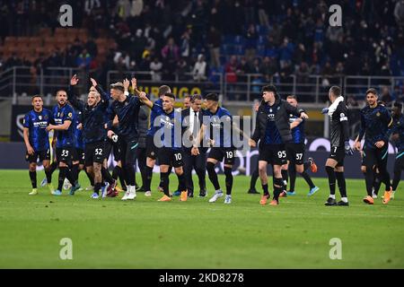 I giocatori di Inter festeggiano la vittoria alla fine della seconda tappa della Coppa Italia semifinale tra FC Internazionale e AC Milan allo Stadio Giuseppe Meazza il 19 aprile 2022 a Milano (Photo by Michele Maraviglia/NurPhoto) Foto Stock