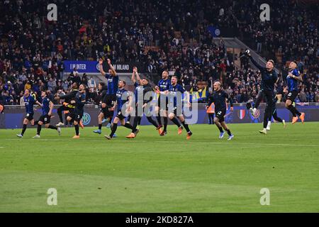 I giocatori di Inter festeggiano la vittoria alla fine della seconda tappa della Coppa Italia semifinale tra FC Internazionale e AC Milan allo Stadio Giuseppe Meazza il 19 aprile 2022 a Milano (Photo by Michele Maraviglia/NurPhoto) Foto Stock