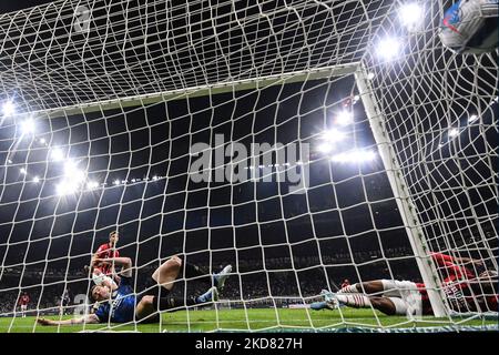 Robin Gosens di F.C. L'Internazionale segna il gol di 3-0 durante la seconda tappa della Coppa Italia semifinale tra FC Internazionale e AC Milan allo Stadio Giuseppe Meazza il 19 aprile 2022 a Milano (Photo by Michele Maraviglia/NurPhoto) Foto Stock