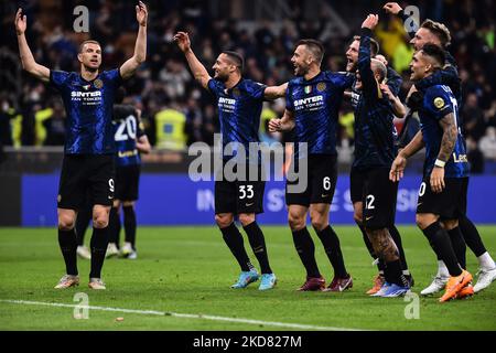 I giocatori di Inter festeggiano la vittoria alla fine della seconda tappa della Coppa Italia semifinale tra FC Internazionale e AC Milan allo Stadio Giuseppe Meazza il 19 aprile 2022 a Milano (Photo by Michele Maraviglia/NurPhoto) Foto Stock