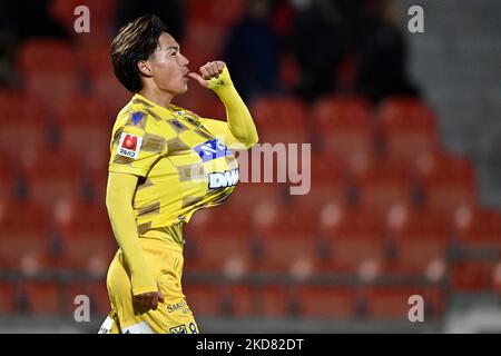 Il Daichi Hayashi di STVV festeggia dopo aver segnato durante una partita di calcio tra RFC Seraing e Sint-Truiden VV, sabato 05 novembre 2022 a Seraing, il giorno 16 della prima divisione del campionato belga della 'Jupiler Pro League' 2022-2023. FOTO DI BELGA JOHAN EYCKENS Foto Stock