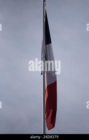 La bandiera francese al Palazzo dell'Eliseo il giorno dell'ultimo consiglio dei ministri prima del ballottaggio presidenziale, a Parigi, il 20 aprile 2022. (Foto di Andrea Savorani Neri/NurPhoto) Foto Stock