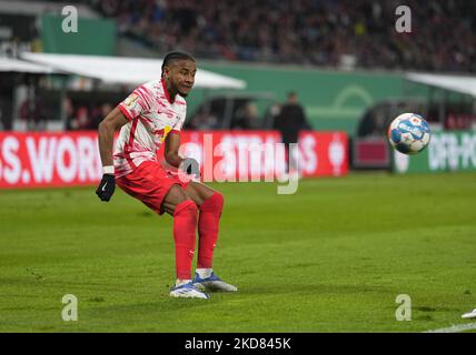 Christopher Nkunku di RB Leipzig spara durante RB Leipzig contro il FC Union Berlin, semifinale DFB-Pokal alla Red Bull Arena di Lipsia, Germania il 20 aprile 2022. (Foto di Ulrik Pedersen/NurPhoto) Foto Stock