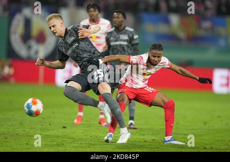 Timo Baumgartl di Union Berlin battaglia per la palla con Christopher Nkunku di RB Leipzig durante RB Leipzig contro il FC Union Berlin, semifinale DFB-Pokal alla Red Bull Arena di Lipsia, Germania il 20 aprile 2022. (Foto di Ulrik Pedersen/NurPhoto) Foto Stock