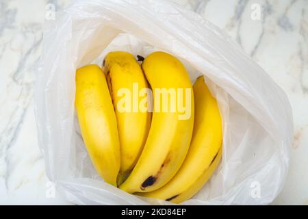 Goiânia, Goias, Brasile – 05 novembre 2022: Un mazzo di banane in un sacchetto di plastica sul tavolo. Foto Stock
