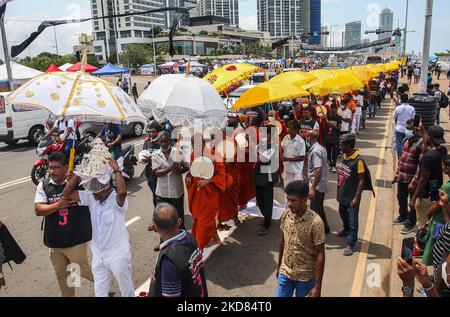 Monaci buddisti dello Sri Lanka che assistono all'elemosina in memoria delle vittime degli attentati della domenica di Pasqua del 2019, al di fuori del Segretariato Presidenziale di Colombo, Sri Lanka, il 21 aprile 2022, presso il sito di protesta contro la crisi economica. (Foto di Pradeep Dambarage/NurPhoto) Foto Stock