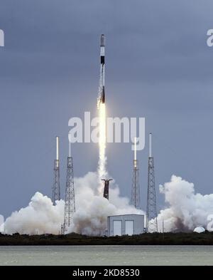 Un razzo SpaceX Falcon 9 che trasporta un lotto di 53 satelliti internet Starlink viene lanciato dal pad 40 alla Cape Canaveral Space Force Station il 21 aprile 2022 a Cape Canaveral, Florida. (Foto di Paul Hennessy/NurPhoto) Foto Stock