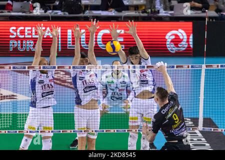 Spike of Ivan Zaytsev, Cucine Lube Civitanova e Block of ITAS Trentino durante il Volley Campionato Italiano Serie A Men Superleague Play Off - Cucine Lube Civitanova vs ITAS Trentino il 21 aprile 2022 al Forum Eurosuole di Civitanova Marche (Foto di Valeria Lippera/LiveMedia/NurPhoto) Foto Stock