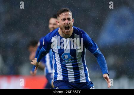 Il forward spagnolo di Porto toni Martinez festeggia dopo aver segnato un gol durante la Semifinale della Coppa Portoghese tra il FC Porto e lo Sporting CP allo Stadio Dragao il 21 aprile 2022 a Porto, in Portogallo. (Foto di Paulo Oliveira / NurPhoto) Foto Stock