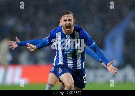 Il forward spagnolo di Porto toni Martinez festeggia dopo aver segnato un gol durante la Semifinale della Coppa Portoghese tra il FC Porto e lo Sporting CP allo Stadio Dragao il 21 aprile 2022 a Porto, in Portogallo. (Foto di Paulo Oliveira / NurPhoto) Foto Stock