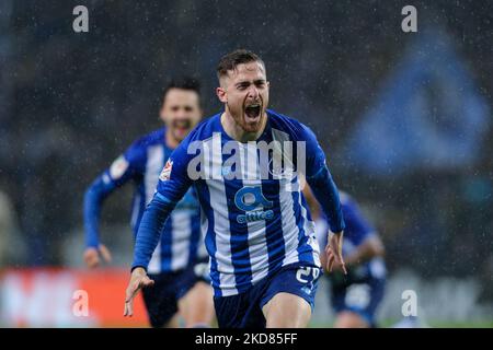 Il forward spagnolo di Porto toni Martinez festeggia dopo aver segnato un gol durante la Semifinale della Coppa Portoghese tra il FC Porto e lo Sporting CP allo Stadio Dragao il 21 aprile 2022 a Porto, in Portogallo. (Foto di Paulo Oliveira / NurPhoto) Foto Stock