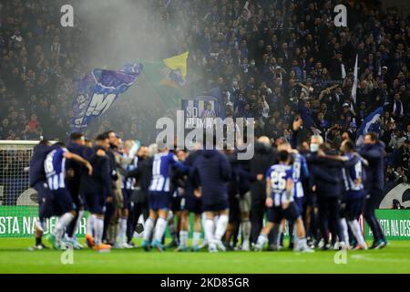 La squadra di Porto festeggia la vittoria dopo la fine della partita durante la Semifinale della Coppa Portoghese tra il FC Porto e lo Sporting CP allo Stadio Dragao il 21 aprile 2022 a Porto, in Portogallo. (Foto di Paulo Oliveira / NurPhoto) Foto Stock