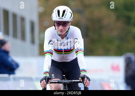 NAMUR, BELGIO - 5 NOVEMBRE: Marianne Vos dei Paesi Bassi durante la 2022 UEC Cyclo Cross - gara d'élite femminile alla città di Namur il 5 novembre 2022 a Namur, Belgio (Foto di Patrick Goosen/Orange Pictures) Foto Stock