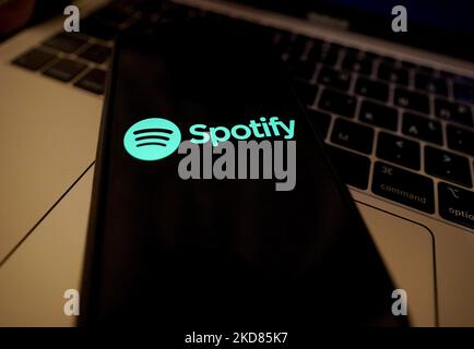 In questa foto, il logo Spotify viene visualizzato su uno smartphone ad Atene, il 21 aprile 2022. (Foto di Giannis Alexopoulos/NurPhoto) Foto Stock