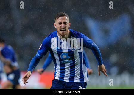 Il forward spagnolo di Porto toni Martinez festeggia dopo aver segnato un gol durante la Semifinale della Coppa Portoghese tra il FC Porto e lo Sporting CP allo Stadio Dragao il 21 aprile 2022 a Porto, in Portogallo. (Foto di Paulo Oliveira / NurPhoto) Foto Stock