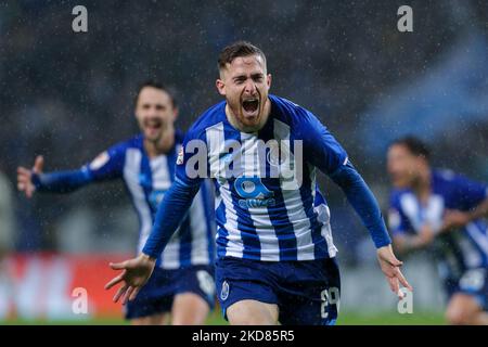 Il forward spagnolo di Porto toni Martinez festeggia dopo aver segnato un gol durante la Semifinale della Coppa Portoghese tra il FC Porto e lo Sporting CP allo Stadio Dragao il 21 aprile 2022 a Porto, in Portogallo. (Foto di Paulo Oliveira / NurPhoto) Foto Stock