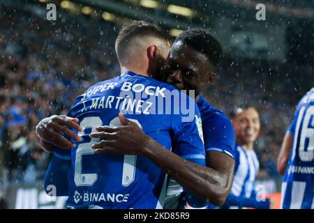 Il forward spagnolo di Porto toni Martinez festeggia dopo aver segnato un gol durante la Semifinale della Coppa Portoghese tra il FC Porto e lo Sporting CP allo Stadio Dragao il 21 aprile 2022 a Porto, in Portogallo. (Foto di Paulo Oliveira / NurPhoto) Foto Stock