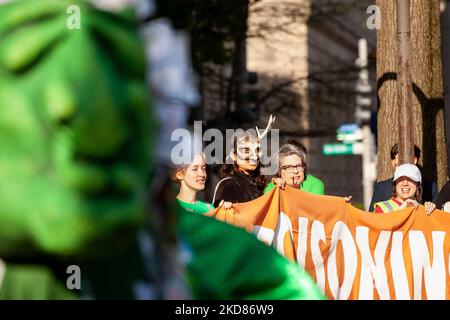 I membri della rivolta di estinzione hanno uno dei numerosi striscioni durante una protesta contro i combustibili fossili presso l'edificio John Wilson, dove si trova il governo DC. Oltre a una protesta generale contro i combustibili fossili, i dimostranti hanno chiesto specificamente che DC rifiutasse di consentire a Washington gas di espandere le proprie infrastrutture di fornitura di metano. (Foto di Allison Bailey/NurPhoto) Foto Stock