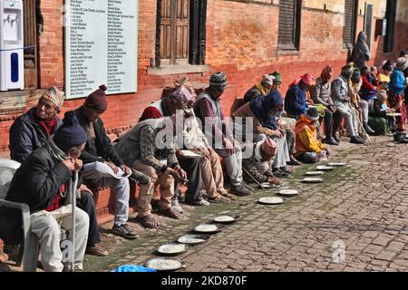 Gli anziani preparano piatti con offerte che saranno bruciate durante il culto a Kathmandu, nepal. Questa è una delle attività svolte dagli anziani residenti al Centro sociale di Welfare Bridhhashram (SWCB) all'interno del complesso del Tempio di Pashupatinath. Il centro è una casa di anziani che in passato era frequentata da Madre Teresa ed ora si affida a donazioni di beneficenza. Il complesso di Pashupatinath è il sito indù più sacro del Nepal. (Foto di Creative Touch Imaging Ltd./NurPhoto) Foto Stock