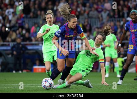 Dominique Janssen e Alexia Putellas durante la partita tra Barcellona e VfL Wolfsburg, corrispondente alla prima tappa delle semifinali della UEFA Womens Champions League, disputata allo stadio Camp Nou, a Barcellona, il 22th aprile 2022. (Foto di Joan Valls/Urbanandsport /NurPhoto) Foto Stock