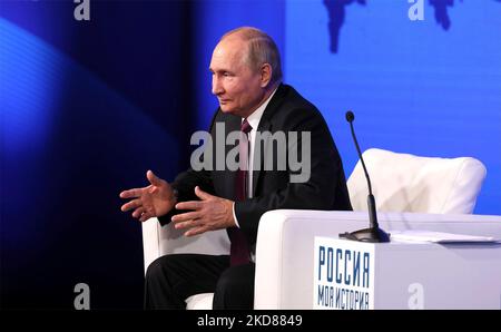 Mosca, Russia. 04th Nov 2022. Il presidente russo Vladimir Putin ha commentato durante un incontro con storici e rappresentanti delle religioni tradizionali russe in onore della Giornata dell'unità Nazionale presso la Sala delle Esposizioni centrali di Manezh, 4 novembre 2022 a Mosca, Russia. Credit: Mikhail Metzel/Kremlin Pool/Alamy Live News Foto Stock