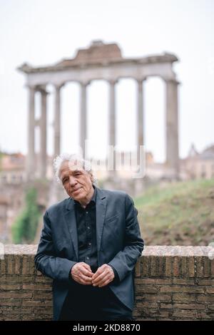 Il regista Abel Ferrara partecipa alla lettura delle poesie di Gabriele tinti al Foro Romano il 19 aprile 2022 a Roma. (Foto di Luca Carlino/NurPhoto) Foto Stock