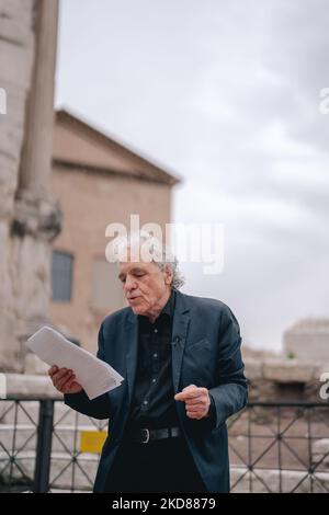 Il regista Abel Ferrara partecipa alla lettura delle poesie di Gabriele tinti al Foro Romano il 19 aprile 2022 a Roma. (Foto di Luca Carlino/NurPhoto) Foto Stock