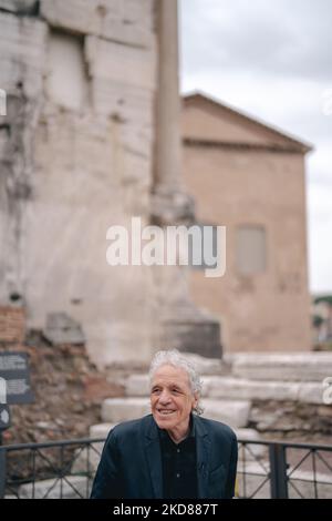 Il regista Abel Ferrara partecipa alla lettura delle poesie di Gabriele tinti al Foro Romano il 19 aprile 2022 a Roma. (Foto di Luca Carlino/NurPhoto) Foto Stock