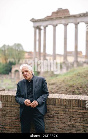 Il regista Abel Ferrara partecipa alla lettura delle poesie di Gabriele tinti al Foro Romano il 19 aprile 2022 a Roma. (Foto di Luca Carlino/NurPhoto) Foto Stock