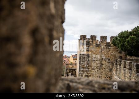 Vista sul Castelo de S. Jorge (Castello di São Jorge) a Lisbona, Portogallo, il 31 marzo 2022. Il Castello di São Jorge è un castello storico situato nella capitale portoghese di Lisbona, nella freguesia di Santa Maria Maior. (Foto di Manuel Romano/NurPhoto) Foto Stock