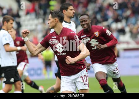 SASA Lukic (Torino FC) celebra il gol durante la serie Di calcio italiana A match Torino FC vs Spezia Calcio il 23 aprile 2022 all'Olimpico Grande Torino di Torino (Photo by Claudio Benedetto/LiveMedia/NurPhoto) Foto Stock