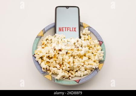 In questa foto illustrazione Netflix logo visto visualizzato su uno smartphone schermo su una ciotola di popcorn a Chania, Isola di Creta, Grecia il 23 aprile 2022. (Foto di Nikolas Kokovlis/NurPhoto) Foto Stock