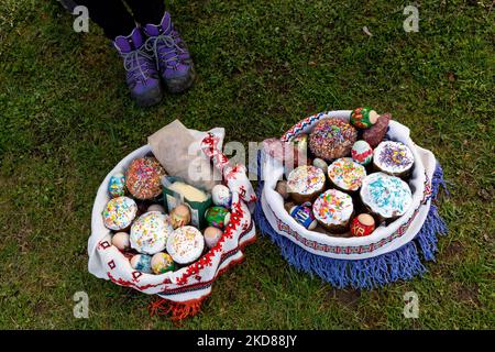 I cockets del cibo sono visti nella chiesa cattolica greca a Nadyby, Lviv Oblast, Ucraina sulla Pasqua ortodossa Sabato Santo, 23 aprile 2022. La benedizione dei cesti pasquali è una tradizione nella maggior parte delle Chiese cristiane. (Foto di Dominika Zarzycka/NurPhoto) Foto Stock