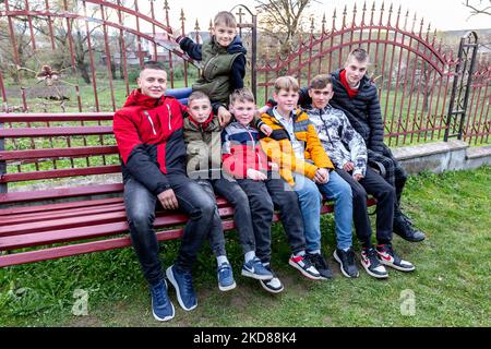 Un gruppo di ragazzi ucraini posa per essere fotografato di fronte alla chiesa greco-cattolica a Nadyby, Lviv Oblast, Ucraina in occasione della Pasqua ortodossa Sabato Santo, 23 aprile 2022. (Foto di Dominika Zarzycka/NurPhoto) Foto Stock