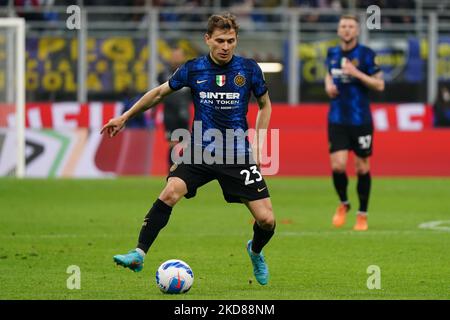 Nicolò Barella (FC Inter) durante il campionato italiano Serie Una partita di calcio tra FC Internazionale e AS Roma il 23 aprile 2022 allo stadio Giuseppe Meazza di Milano. (Foto di Luca Rossini/NurPhoto) Foto Stock