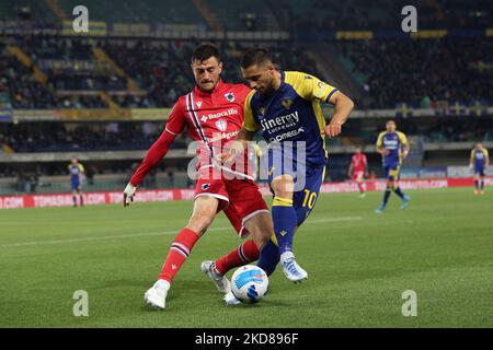 Gianluca Caprari (Hellas Verona FC) è sfidato da Alex Ferrari (UC Sampdoria) durante la serie calcistica italiana Hellas Verona vs UC Sampdoria il 23 aprile 2022 allo stadio Marcantonio Bentegodi di Verona (Foto di Francesco Scaccianoce/LiveMedia/NurPhoto) Foto Stock