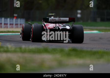 Guanyu Zhou (CIN) Alfa Romeo C42 durante il Campionato di Formula 1 Formula 1 Rolex Emilia Romagna Grand Prix 2022, 4rd° round del Campionato del mondo FIA Formula uno 2022 Free Practises e Sprint Race il 23 aprile 2022 sul circuito Enzo e Dino Ferrari di Imola (Foto di Alessio De Marco/LiveMedia/NurPhoto) Foto Stock