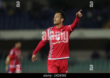 Maya Yoshida (UC Sampdoria) gesti durante il calcio italiano Serie A match Hellas Verona vs UC Sampdoria il 23 aprile 2022 allo stadio Marcantonio Bentegodi di Verona (Foto di Francesco Scaccianoce/LiveMedia/NurPhoto) Foto Stock