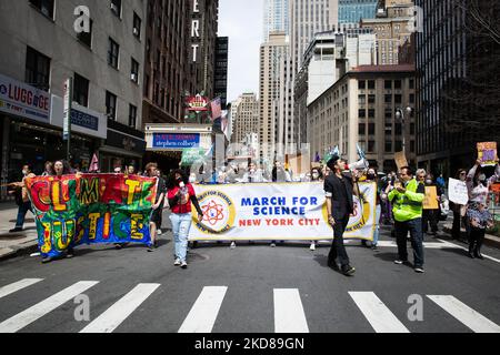 La marcia per la scienza ha preso il via da Central Park a New York il 23 aprile 2022, dove centinaia di partecipanti hanno marciato a Bryant Park chiedendo a funzionari, media e aziende eletti di ascoltare la scienza del cambiamento climatico. (Foto di Karla Ann Cote/NurPhoto) Foto Stock