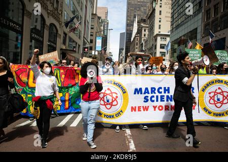 La marcia per la scienza ha preso il via da Central Park a New York il 23 aprile 2022, dove centinaia di partecipanti hanno marciato a Bryant Park chiedendo a funzionari, media e aziende eletti di ascoltare la scienza del cambiamento climatico. (Foto di Karla Ann Cote/NurPhoto) Foto Stock