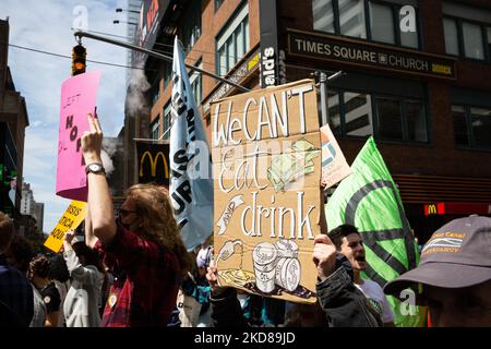 La marcia per la scienza ha preso il via da Central Park a New York il 23 aprile 2022, dove centinaia di partecipanti hanno marciato a Bryant Park chiedendo a funzionari, media e aziende eletti di ascoltare la scienza del cambiamento climatico. (Foto di Karla Ann Cote/NurPhoto) Foto Stock