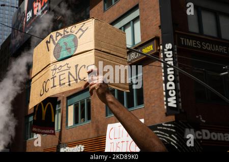 La marcia per la scienza ha preso il via da Central Park a New York il 23 aprile 2022, dove centinaia di partecipanti hanno marciato a Bryant Park chiedendo a funzionari, media e aziende eletti di ascoltare la scienza del cambiamento climatico. (Foto di Karla Ann Cote/NurPhoto) Foto Stock