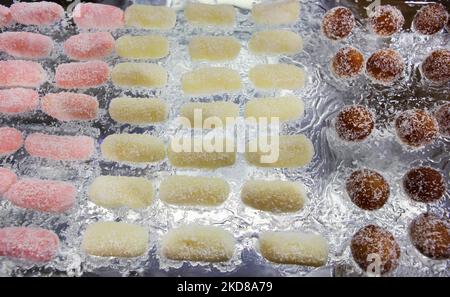 Coloratissimi chum rosa e giallo accanto ai gamuns gulab visti disposti su un tavolo fatto interamente di ghiaccio in occasione di un matrimonio indiano a Toronto Ontario Canada. Sia il chum chum che il gulab jamun sono dolci indiani popolari. (Foto di Creative Touch Imaging Ltd./NurPhoto) Foto Stock