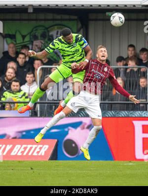 Il capitano Forest Green Jamille Matt sfida South Shields Gary Liddle durante la partita della fa Cup 1st Round tra South Shields e Forest Green Rovers al Mariners Park, South Shields sabato 5th novembre 2022. (Credit: Craig McNair | MI News) Credit: MI News & Sport /Alamy Live News Foto Stock