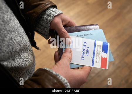 Un elettore si prepara a dare il suo voto con il passaporto e la sua carta elettorale. Per il primo secondo delle elezioni presidenziali francesi, i cittadini vanno al seggio. Anche se i inquinatori dicevano che l’astensione sarà intorno al 30% (un record per le elezioni presidenziali), i valutatori del seggio hanno detto che più persone sono venute a votare rispetto al 2017. L’elezione si contrappone a Emmanuel Macron (attualmente in carica - a destra) contro Marine le Pen (estrema destra). Tolosa. Francia. Aprile 24th 2022. (Foto di Alain Pitton/NurPhoto) Foto Stock