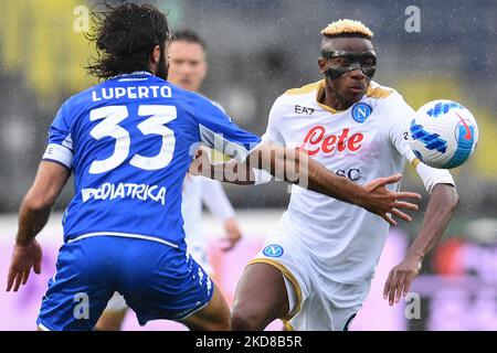 Victor Osimhen (SSC Napoli) e Sebastiano Luperto (Empoli FC) durante la serie calcistica italiana Una partita tra Empoli FC e SSC Napoli il 24 aprile 2022 allo stadio Carlo Castellani di Empoli (Foto di Lisa Guglielmi/LiveMedia/NurPhoto) Foto Stock